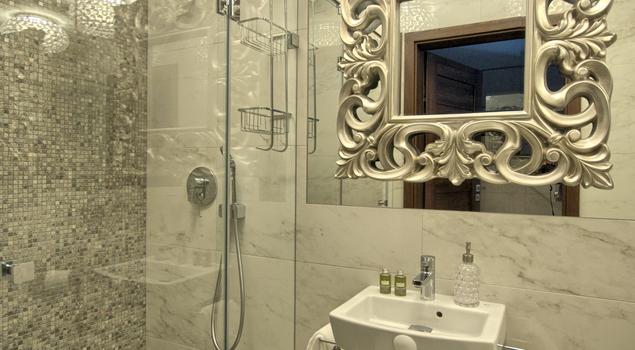 Elegancka aranżacja małej łazienki – styl klasyczny